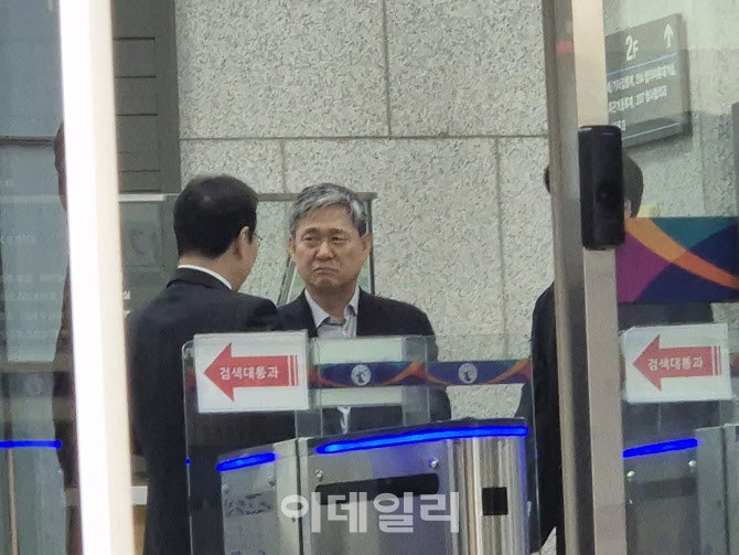 '바람픽쳐스 고가 인수' <b>김성수</b> 전 <b>카카오엔터</b> 대표, 1심서 <b>무죄</b>
