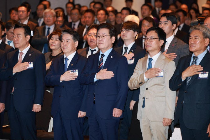 “3시간 가서 투표, 해외 <b>국민</b> 편의 강화”…李, 동포 <b>권익</b> 보호 강조(종...