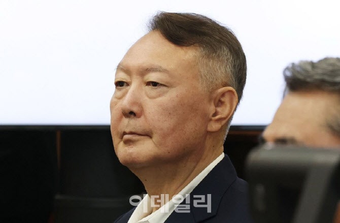 법원, 尹 <b>보석</b>청구 <b>기각</b>…구속 상태로 재판 받는다