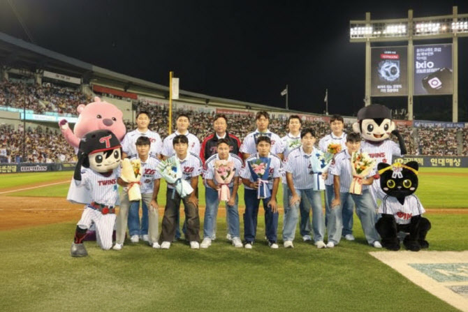 <b>LG</b> 1라운드 지명 <b>양우진</b>, <b>계약</b>금 2억5천만원에 사인...신인 <b>계약</b> 완료