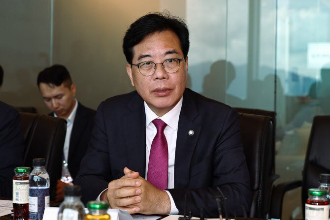 국힘 송언석 “공무원 사망 비극…대통령 <b>예능</b> 방영 보류해야”