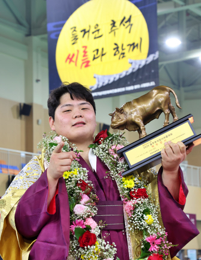 '씨름 괴물' <b>김민재</b>, 추석<b>장사</b>대회 2년 연속 '꽃가마'