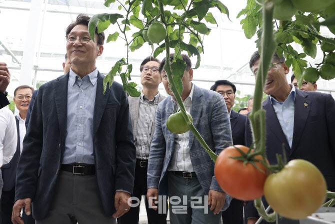 [포토]김제 스마트팜혁신밸리 <b>현장방문</b>한 <b>김민석 총리</b>