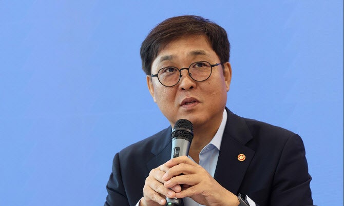 `579돌 <b>한글날</b>` 전국서 <b>기념행사</b>…최휘영 장관, 세종대왕에 꽃 바친다