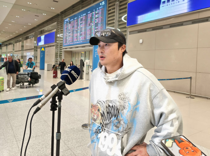 <b>김하성</b> 귀국 "힘든 시즌이었지만 잘 이겨내...<b>내년 거취</b>는 아직"