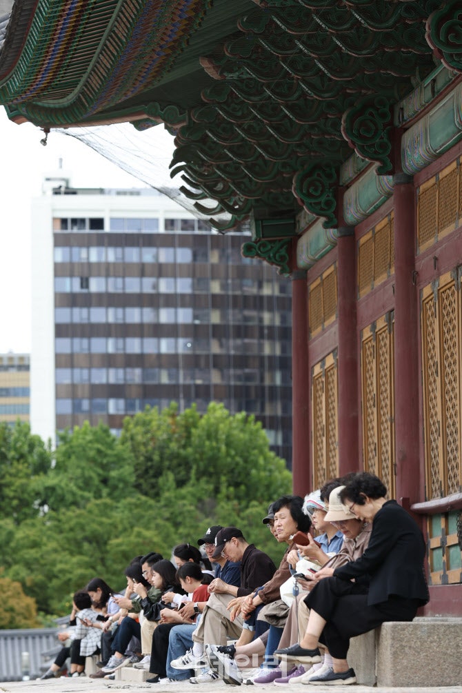 [포토]<b>추석연휴</b> 마지막날, <b>고궁</b>에서 휴식