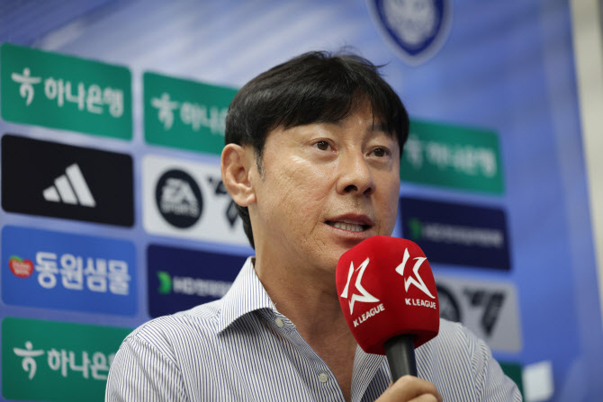<b>울산</b> HD, <b>신태용</b> 감독과 두 달 만에 전격 결별...김광국 대표도 사퇴