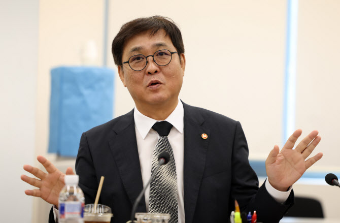 <b>최휘영</b> 문체부 <b>장관</b>, 브라질전 현장 찾아 홍명보호 응원