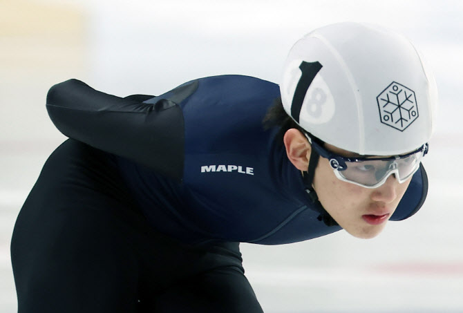‘고교생’ <b>임종언</b>, <b>쇼트트랙</b> 월드투어 1500m 金... 여자 계주도 1위
