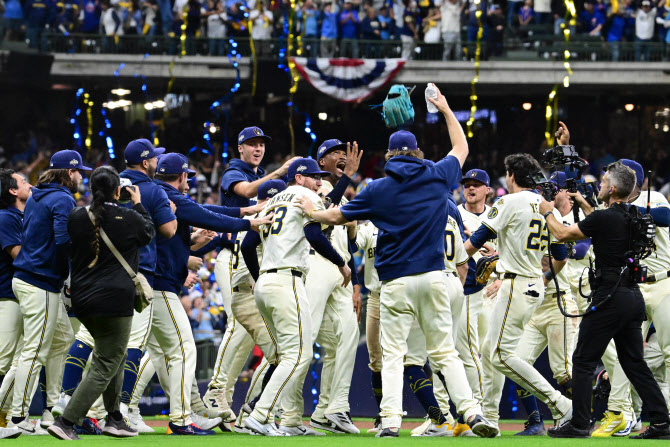 '<b>다저스</b> 나와라!' <b>밀워키</b>, 컵스에 3승 2패 승리...7년 만에 <b>NLCS</b>行