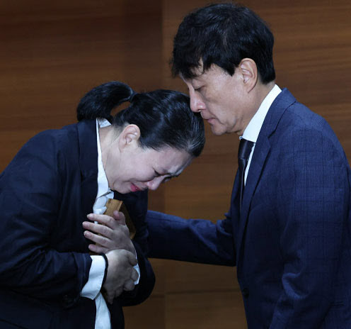 故 <b>오요안나</b> 母, MBC와 합의서 사인→<b>명예사원증</b> 전달 받고 눈물