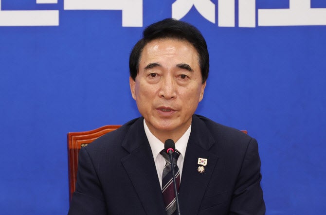<b>법사위 국감</b> 단속 나선 <b>정청래</b> "소란 자제해달라"