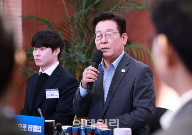 ‘<b>규제</b>에서 성장으로’…李<b>대통령</b>, ‘<b>K-바이오</b>·에너지·컬처’ 논의