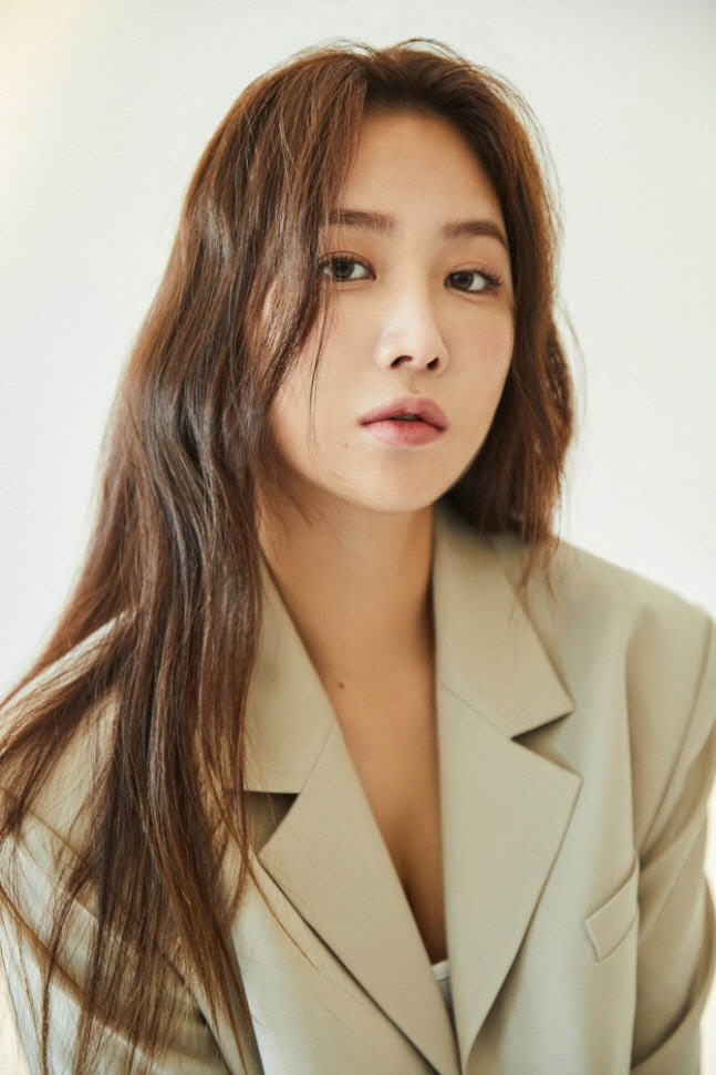 <b>소유</b>, 美 항공사 <b>인종차별</b> 호소했지만… 만취 목격담에 의견분분
