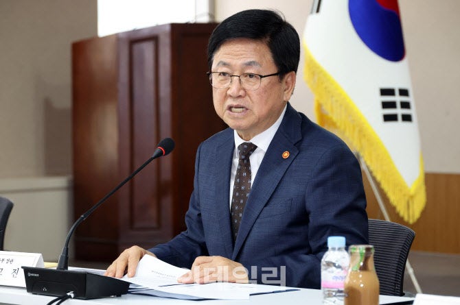 <b>교육</b>장관 “내년 4~5세 <b>무상</b>보육…교사 확충 추진”