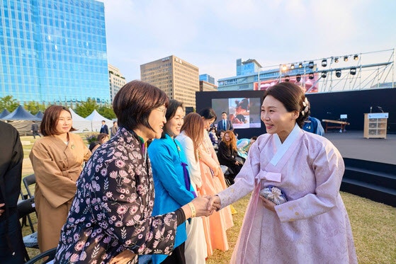 <b>김혜경 여사</b>, <b>한부모가정</b> 사연에 눈시울 붉혀…“힘 보태겠다”