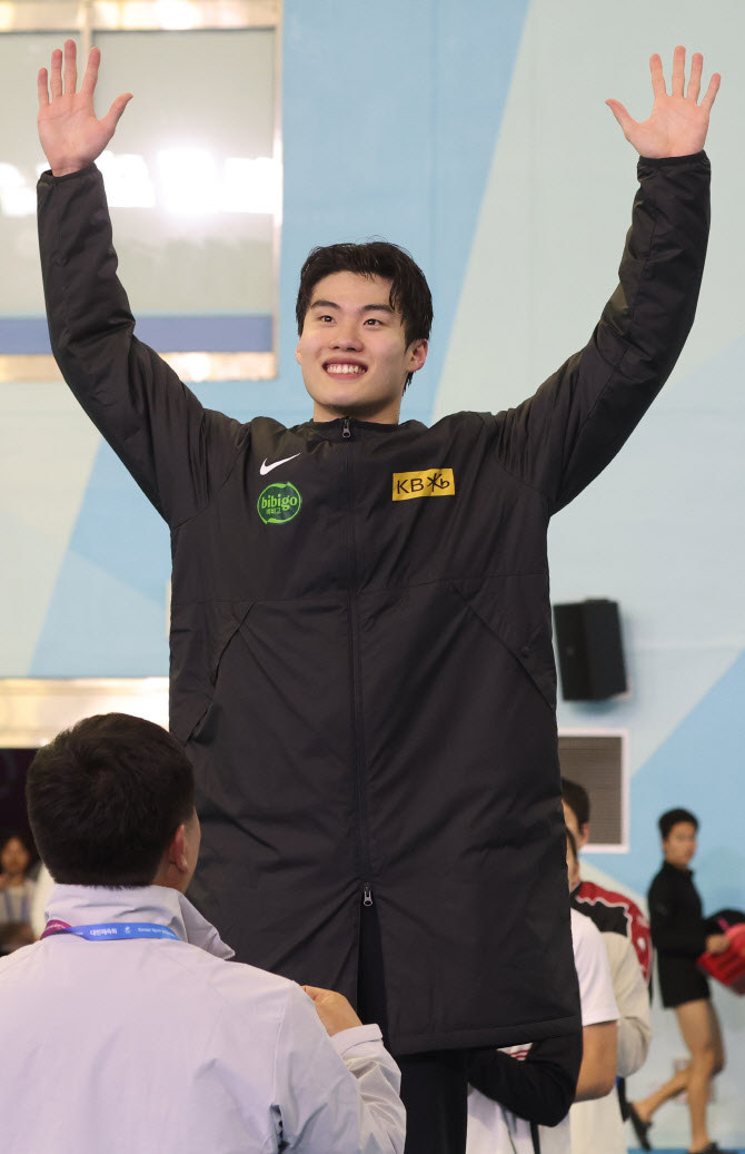 ‘한국 新 3개+금메달 4개’ 수영 <b>황선우</b>, 전국체전 <b>MVP</b>