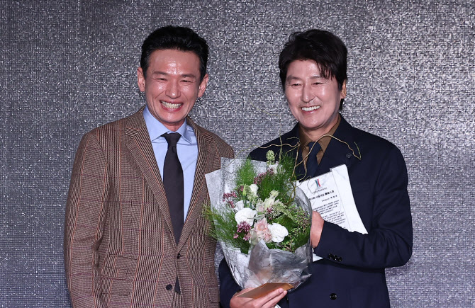 송강호, 불참 박찬욱 대신 깜짝 등장…<b>안효섭</b>·인순이 <b>아름다운예술인</b>...