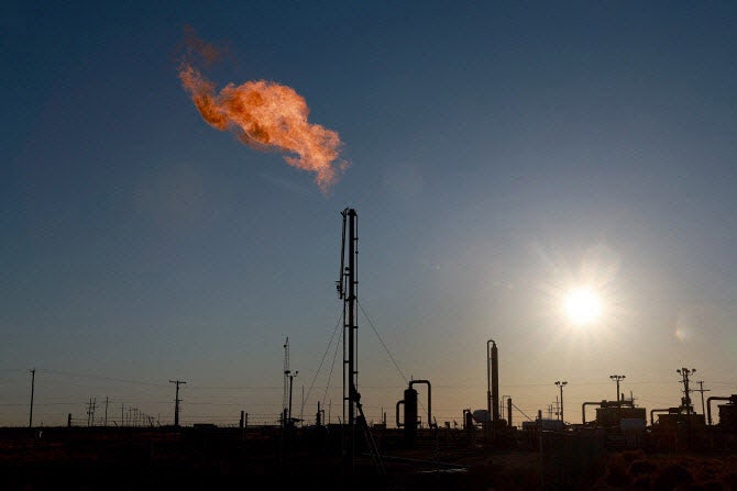 국제유가, <b>러시아</b> 석유 <b>제재</b>에 급등…WTI·브렌트 5% 상승