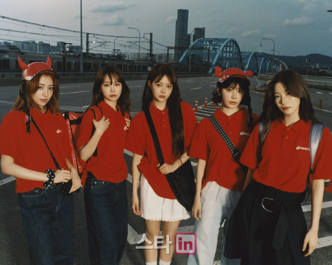 "<b>제이홉</b>이 신곡 '킥'"…<b>르세라핌</b>, '<b>스파게티</b>'로 차트 경쟁 불 붙일까