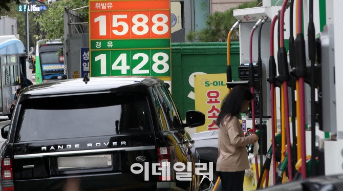 주유소 휘발유 2주 연속 <b>하락</b>세…<b>국제유가</b>는 상승 전환