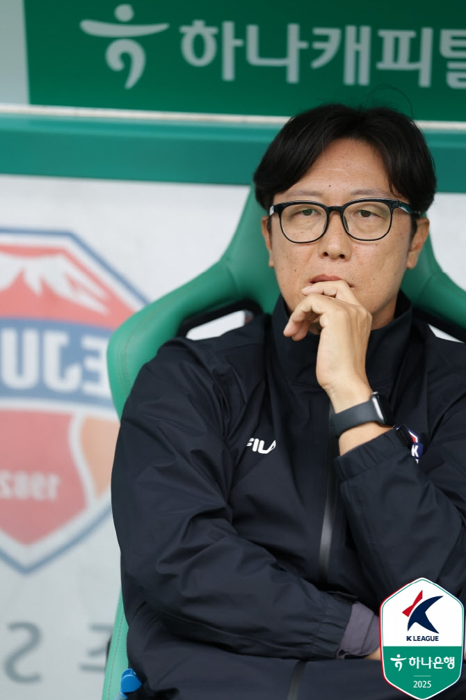 ‘4명 퇴장 악연’ 제주 김정수 “감정보다는 냉정한 플레이 주문”