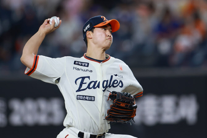 '78억 FA' <b>엄상백</b>, 한화 KS <b>엔트리</b>서 <b>제외</b>...LG는 이지강 빠져