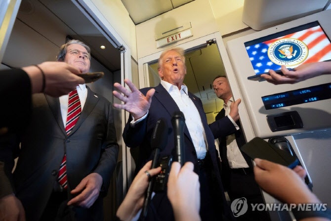<b>트럼프</b> “당분간 캐나다 안 만나”…“추가 관세 부과할 것” 경고