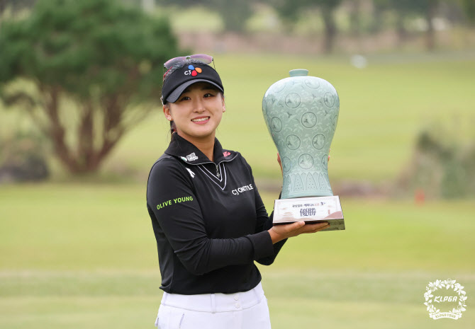 KLPGA 투어 첫 중국 국적 우승 <b>리슈잉</b>, <b>세계랭킹</b> 138위로 '껑충'