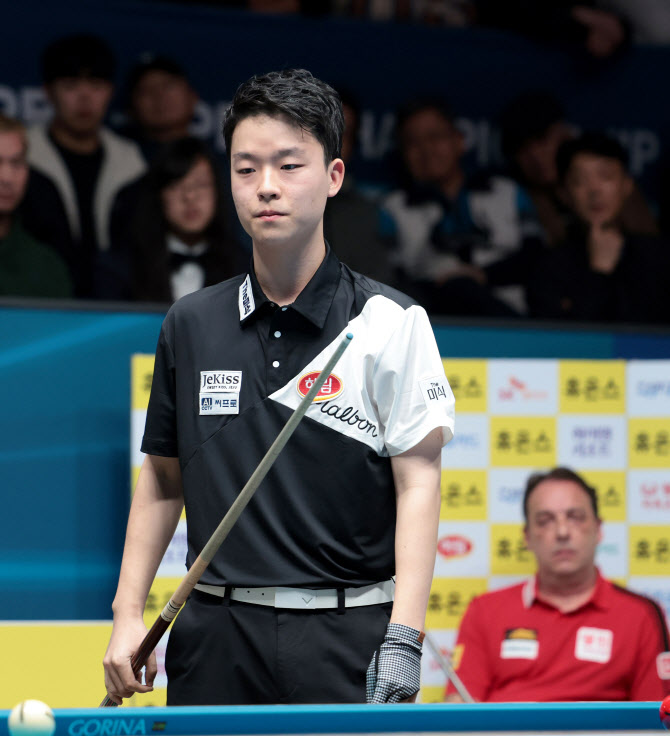 '10대 돌풍' <b>김영원</b>, '레전드' <b>산체스</b>에 짜릿한 역전승...351일 만에 PBA ...