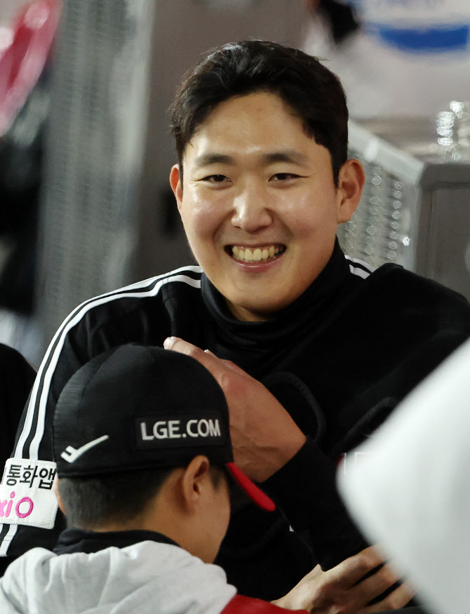 LG 손주영, 5이닝 1실점...생애 첫 KS 등판서 <b>폰세</b>에 안밀렸다