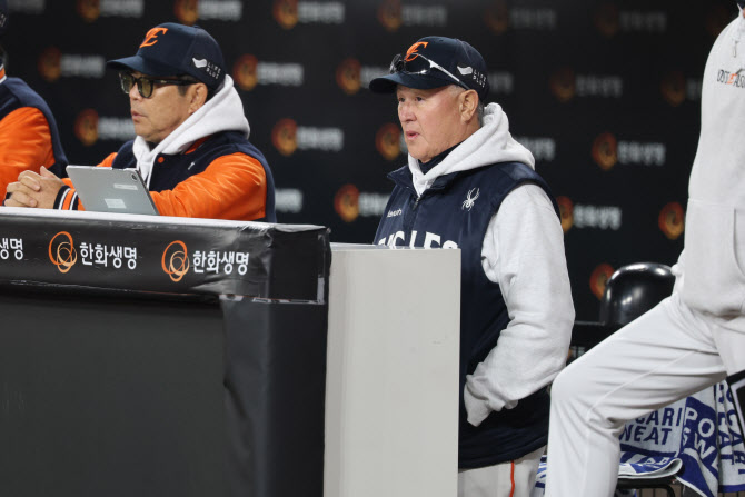 ‘9회 충격 6실점’ <b>한화 김경문</b> “<b>야구</b> 참 어렵다”