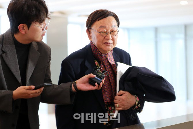 '<b>김건희</b>母 측근' 김충식, <b>특검</b> 출석…조희대 회동설 '부인'