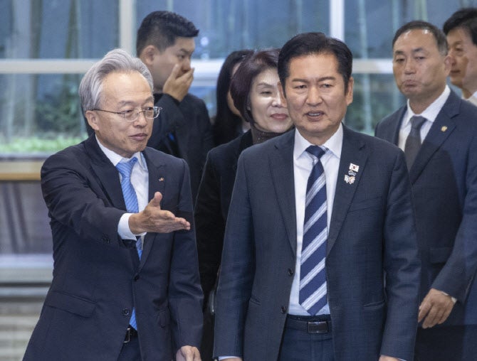 중견기업 만난 정청래 "난 생각보다 친기업…<b>근로소득세</b> 과표 <b>현실화</b> 살...