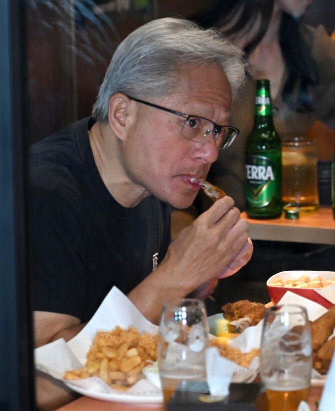 젠슨 황 방한 효과 K푸드 깐부치킨 바나나우유 컵라면 인기 폭발