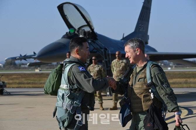 <b>한미</b> 군사위원회 개최…양국 의장 전투조종사, 동맹 첫 <b>연합</b> 지휘비행(...
