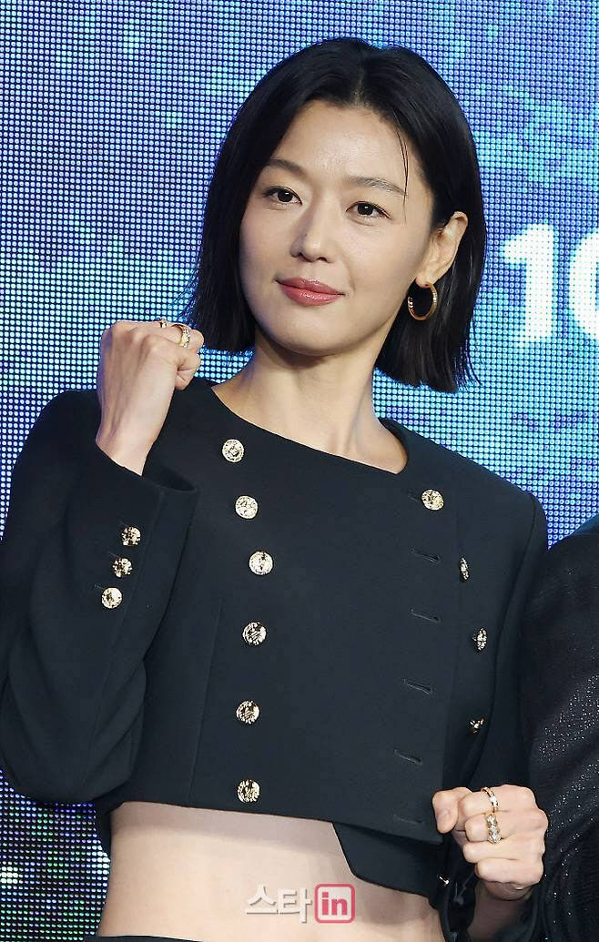 <b>전지현</b>, 이병헌과 부부 호흡 불발…"'<b>코리언즈</b>' 출연 NO"