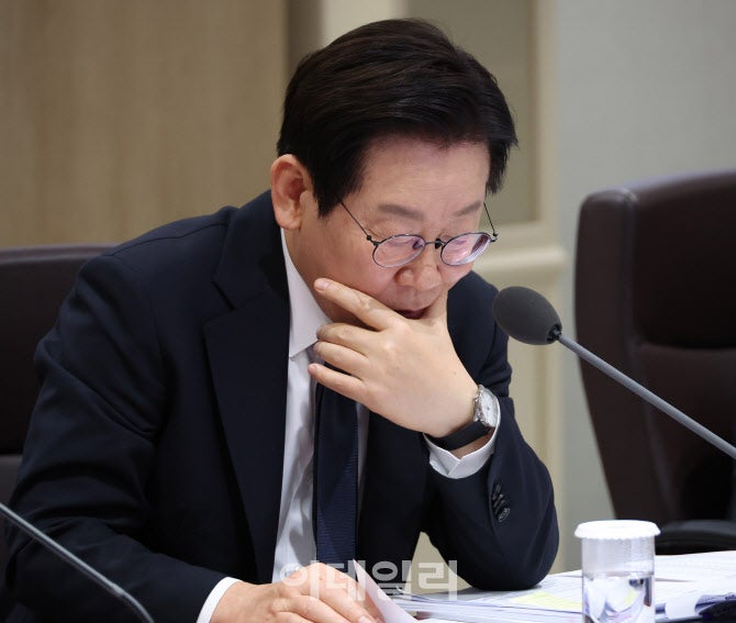 외교 강행군 속 ‘몸살’ 李 <b>대통령</b>, <b>소방공무원 오찬 취소</b>