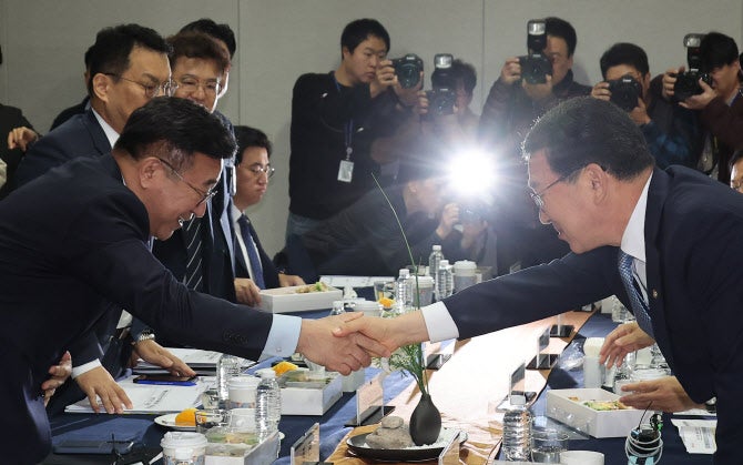 당정, <b>국정자원 복구 예산</b> 증액…지역화폐 1조1500억 편성