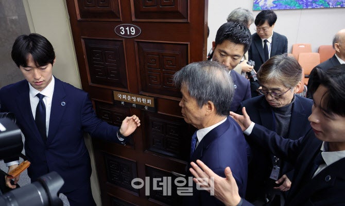 "<b>선서</b> 혼자 하겠다" <b>김용원</b> 인권위 상임위원, 국감서 퇴장 조치
