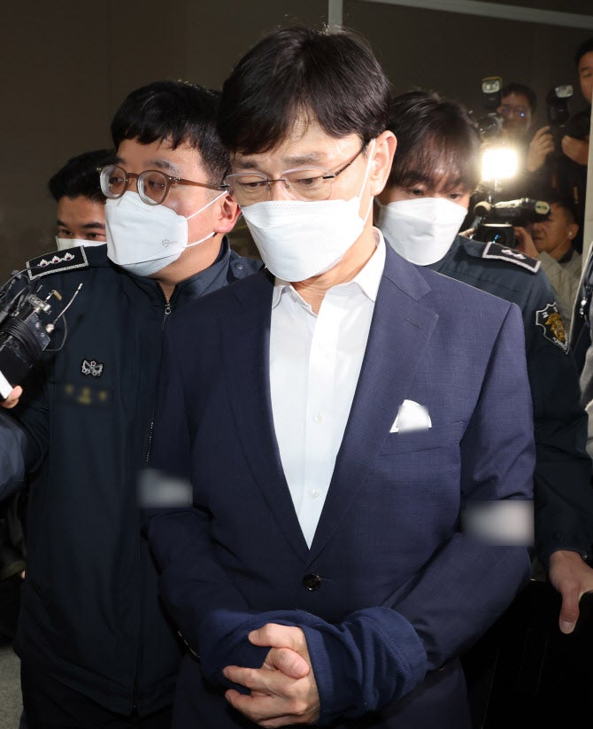 '조사 거부' <b>임성근</b>, <b>특검</b> 구인 시도에 자진 <b>출석</b>