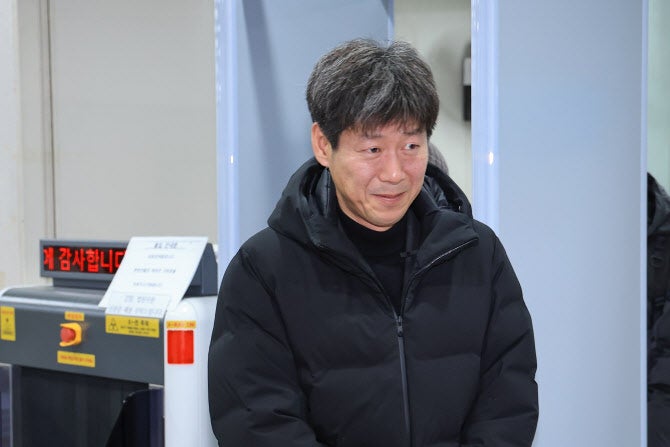 정진상 재판 출석한 <b>남욱</b>…"檢, 배 가른다고" 증언하며 울먹