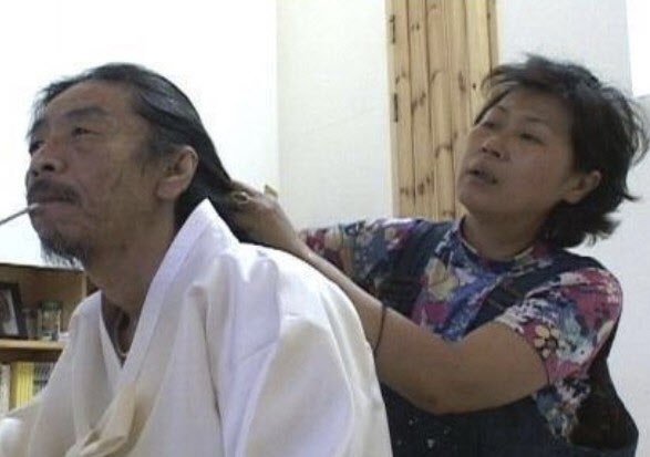 '졸혼' 하고도 이외수 마지막 지킨 부인 <b>전영자씨 별세</b>