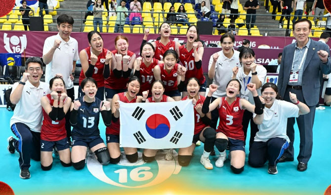 '리틀 김연경' <b>손서연</b> 30득점...한국, U-16 여자배구 亞선수권 우승