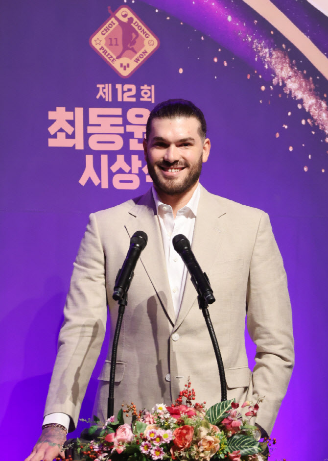 한화 <b>폰세</b>, <b>최동원상</b> 시상식 참석... “상 의미 잘 알아”