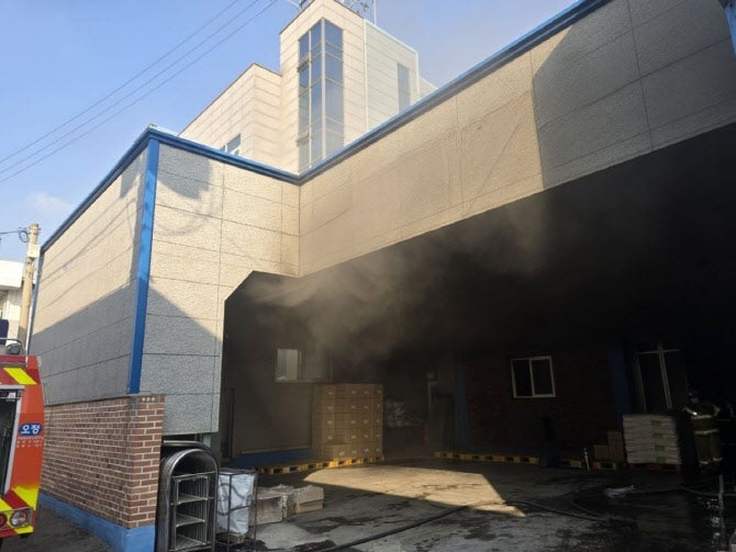 <b>부천 공장 화재</b> 완진…남녀 2명 중증 화상(상보)