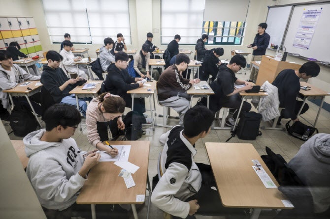 “수학 난도 작년과 비슷…최상위권 <b>변별력</b>은 <b>강화</b>”