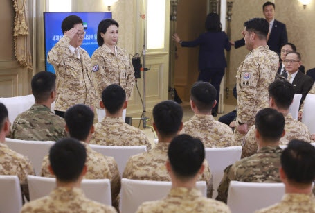 李대통령, UAE 떠나며 <b>아크부대 장병 격려</b>
