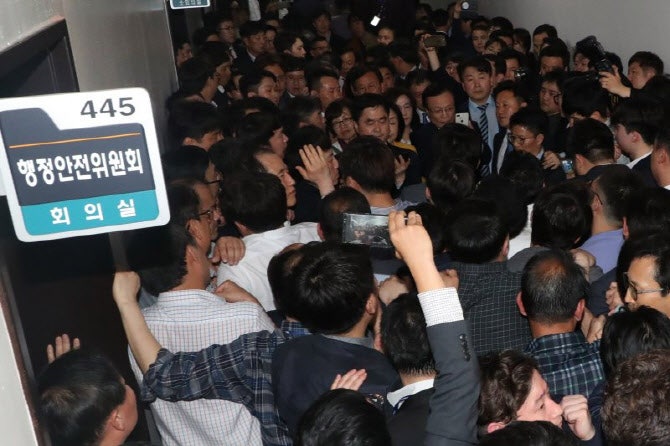 ‘<b>패스트트랙</b> 충돌’ <b>나경원</b>·송언석 등 <b>벌금형</b>…의원직 유지(상보)