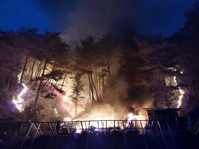 <b>인제 산불 진화</b>율 68%…헬기 투입 진화 총력